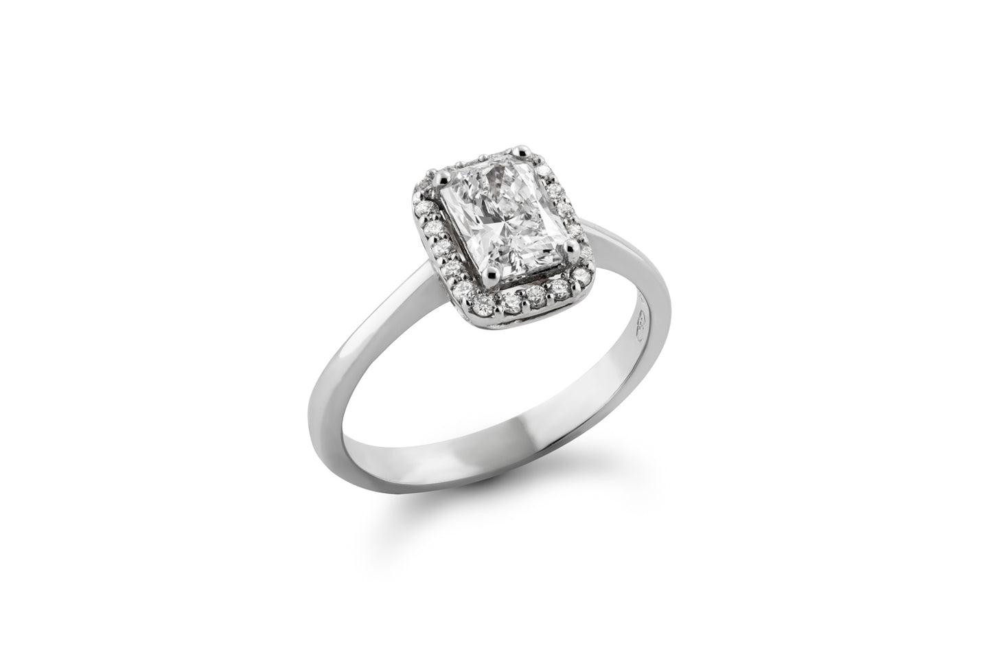 Anillo de compromiso oro blanco diamante radiant con halo