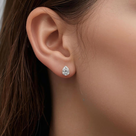 pendientes dormilonas de diamante en oro de 18k