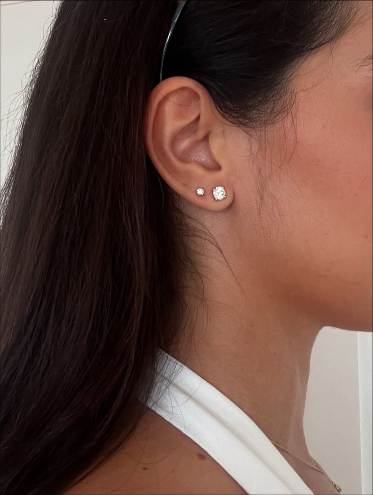 Dormilonas diamantes en oreja de mujer